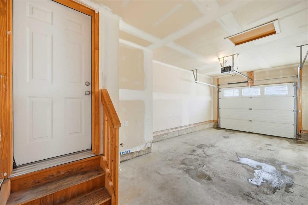 132 Royal Birch Mount Nw, Calgary, AB - Indoor Photo Showing Garage