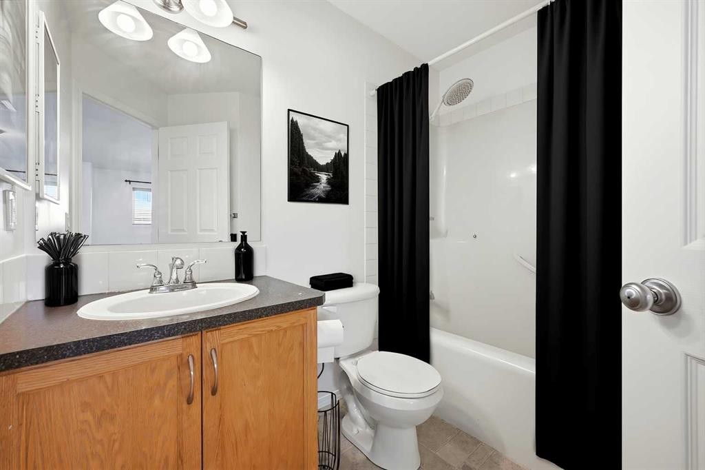 132 Royal Birch Mount Nw, Calgary, AB - Indoor Photo Showing Bathroom