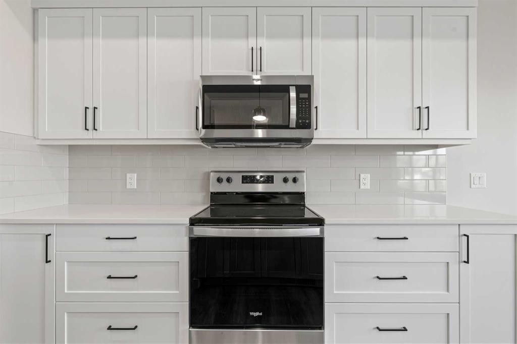 85 Quartz Crescent, Cochrane, AB - Indoor Photo Showing Kitchen With Upgraded Kitchen