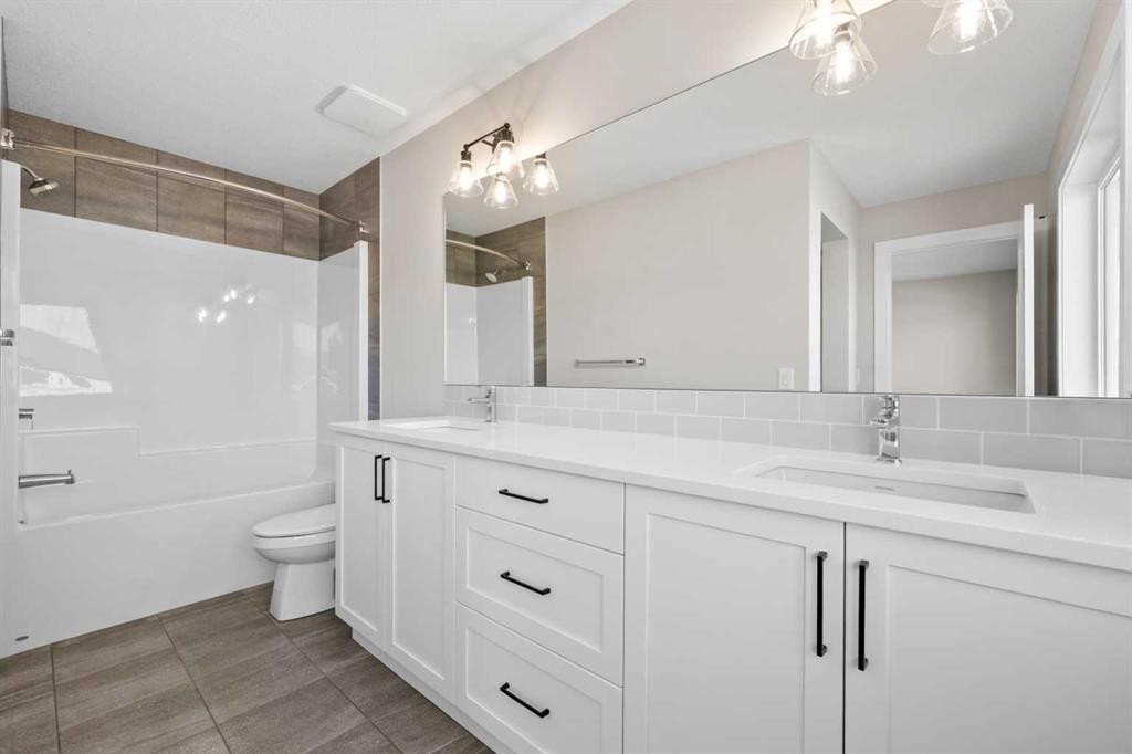 85 Quartz Crescent, Cochrane, AB - Indoor Photo Showing Bathroom