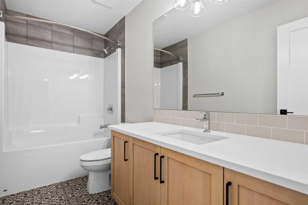 85 Quartz Crescent, Cochrane, AB - Indoor Photo Showing Bathroom