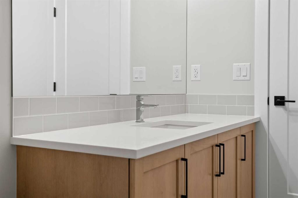 85 Quartz Crescent, Cochrane, AB - Indoor Photo Showing Bathroom