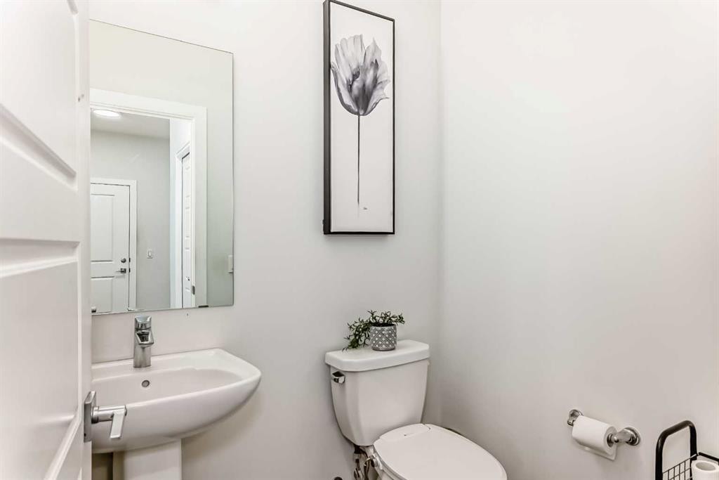 6 Corner Meadows Grove Ne, Calgary, AB - Indoor Photo Showing Bathroom