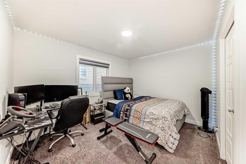 6 Corner Meadows Grove Ne, Calgary, AB - Indoor Photo Showing Bedroom
