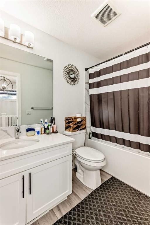 6 Corner Meadows Grove Ne, Calgary, AB - Indoor Photo Showing Bathroom