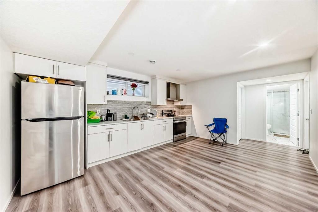 6 Corner Meadows Grove Ne, Calgary, AB - Indoor Photo Showing Kitchen