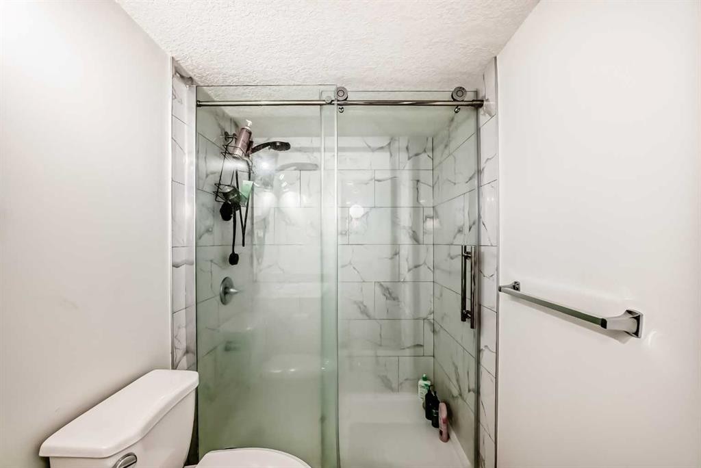 6 Corner Meadows Grove Ne, Calgary, AB - Indoor Photo Showing Bathroom