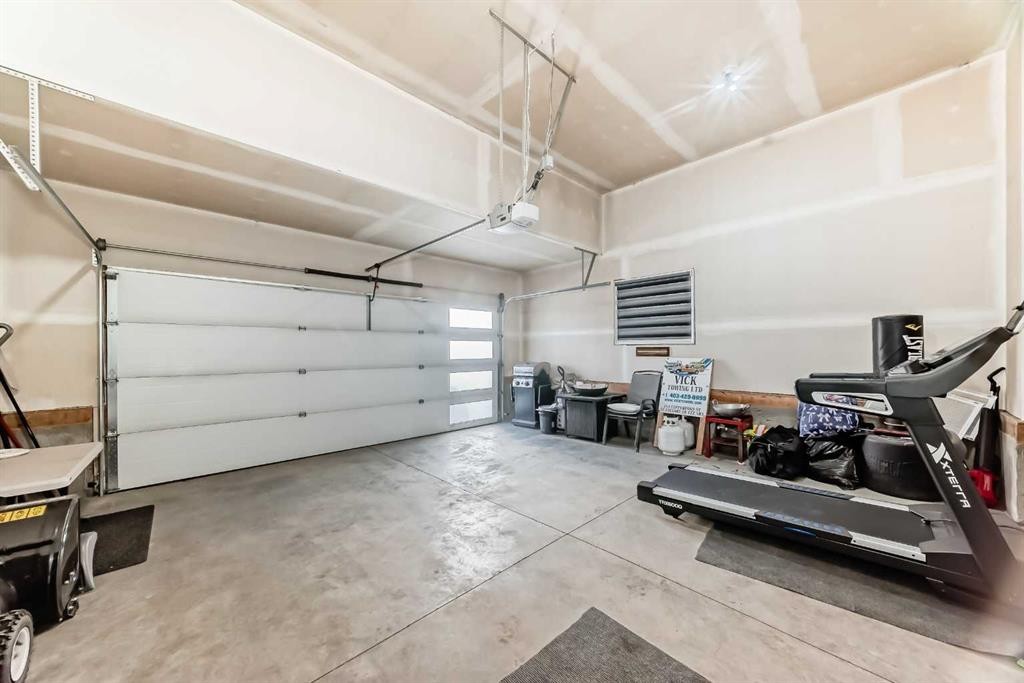 6 Corner Meadows Grove Ne, Calgary, AB - Indoor Photo Showing Garage