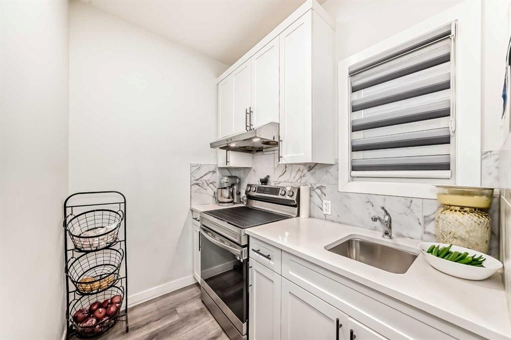 6 Corner Meadows Grove Ne, Calgary, AB - Indoor Photo Showing Kitchen