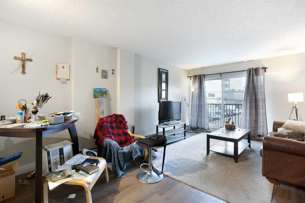 2D-515 17 Avenue Sw, Calgary, AB - Indoor Photo Showing Living Room