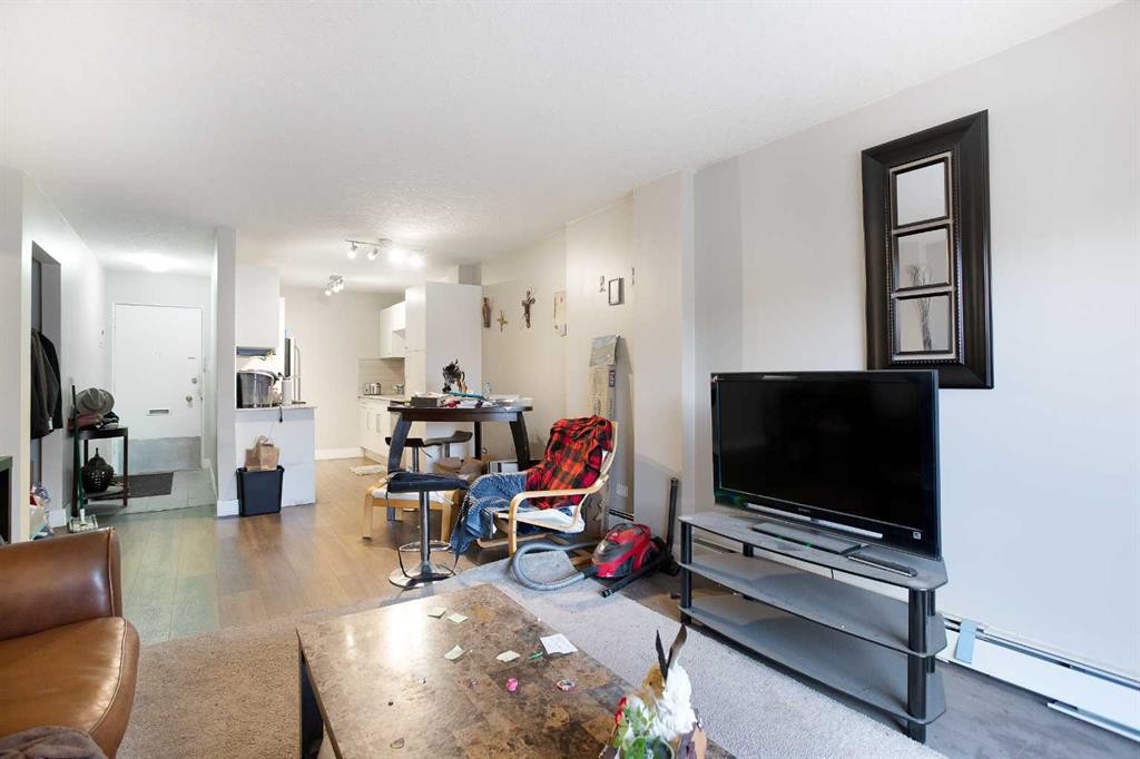 2D-515 17 Avenue Sw, Calgary, AB - Indoor Photo Showing Living Room