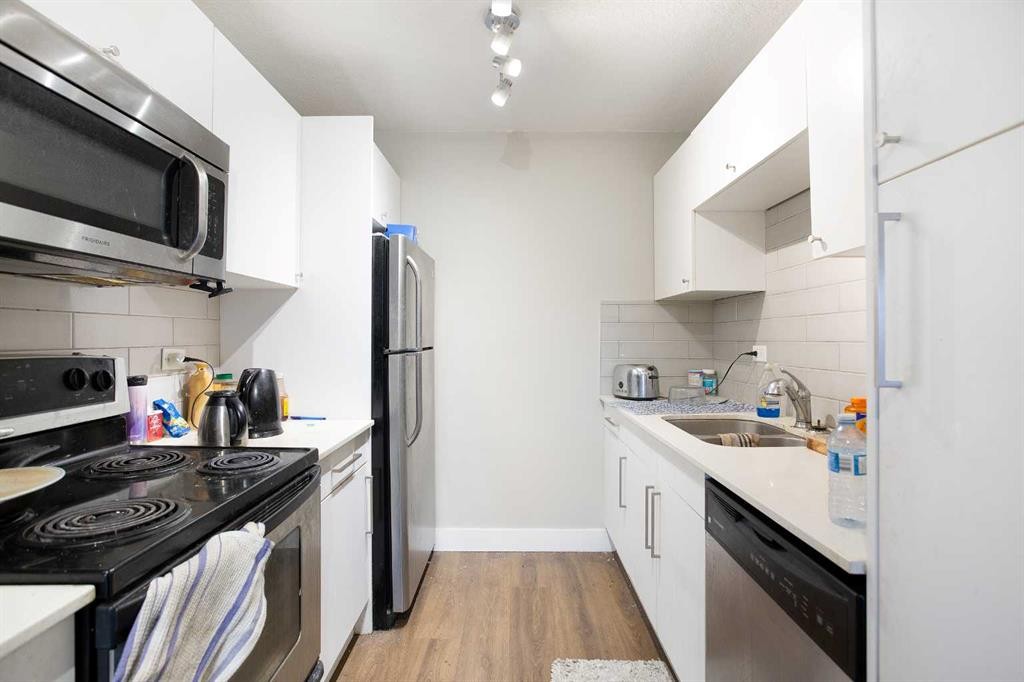 2D-515 17 Avenue Sw, Calgary, AB - Indoor Photo Showing Kitchen With Double Sink