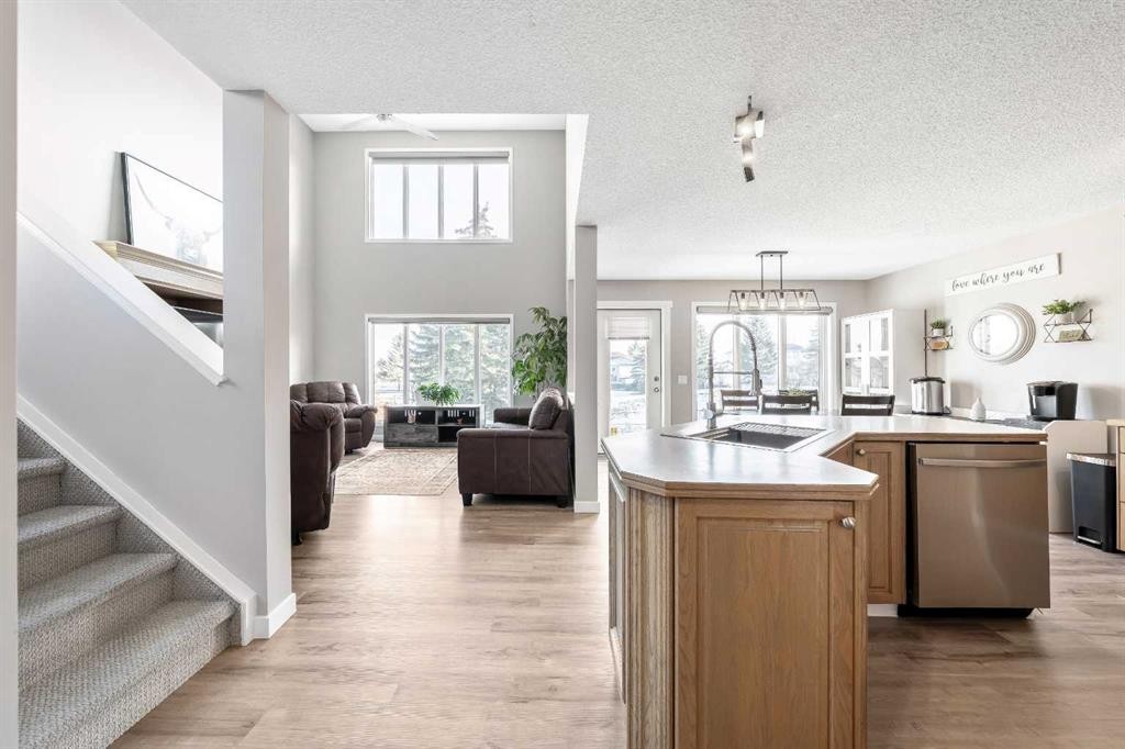 9 Hidden Valley Crescent Nw, Calgary, AB - Indoor Photo Showing Kitchen
