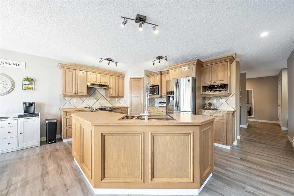 9 Hidden Valley Crescent Nw, Calgary, AB - Indoor Photo Showing Kitchen