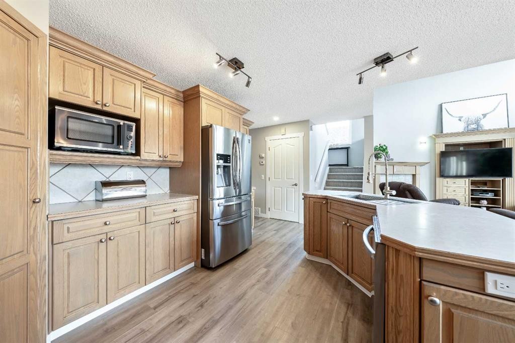9 Hidden Valley Crescent Nw, Calgary, AB - Indoor Photo Showing Kitchen