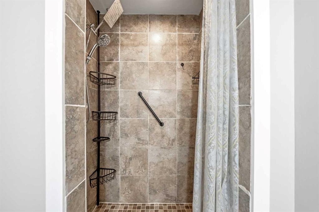 9 Hidden Valley Crescent Nw, Calgary, AB - Indoor Photo Showing Bathroom
