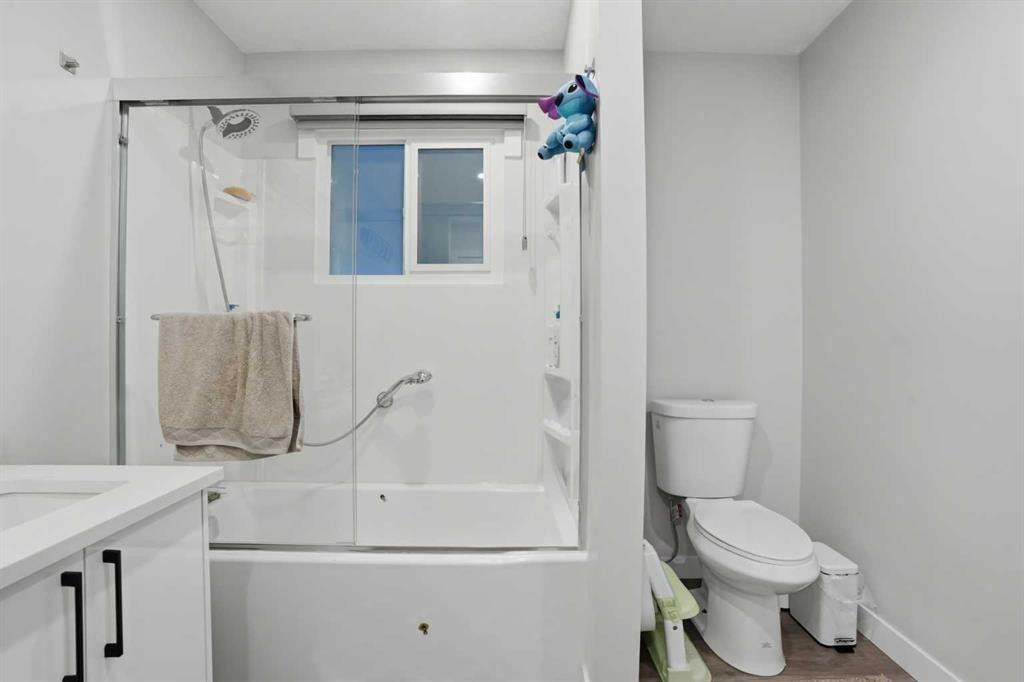 236 Fairview Drive Se, Calgary, AB - Indoor Photo Showing Bathroom