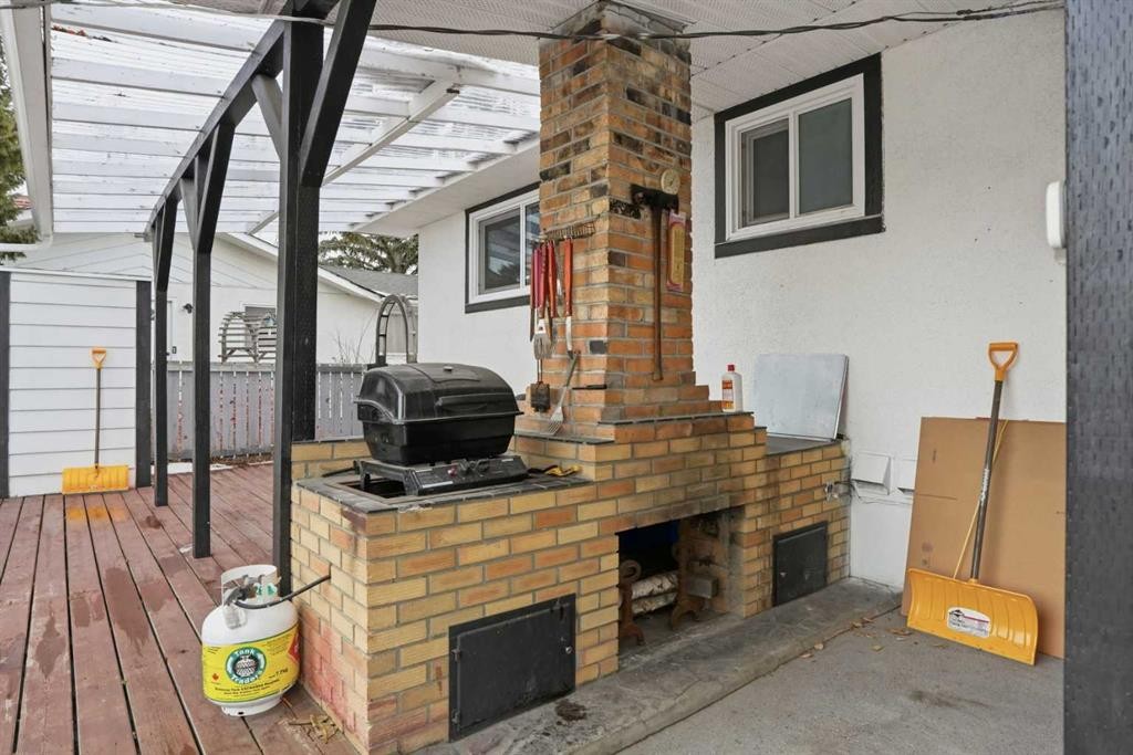 236 Fairview Drive Se, Calgary, AB - With Fireplace