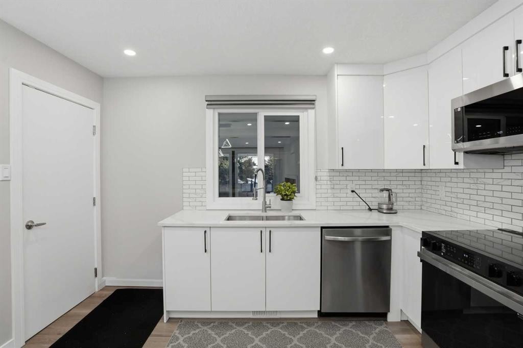 236 Fairview Drive Se, Calgary, AB - Indoor Photo Showing Kitchen With Stainless Steel Kitchen With Upgraded Kitchen
