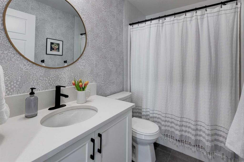 405 Cranbrook Walk Se, Calgary, AB - Indoor Photo Showing Bathroom