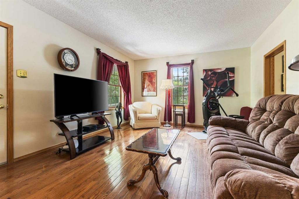 717 East Road, Standard, AB - Indoor Photo Showing Living Room