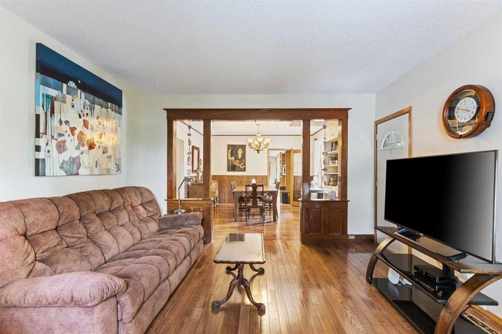 717 East Road, Standard, AB - Indoor Photo Showing Living Room