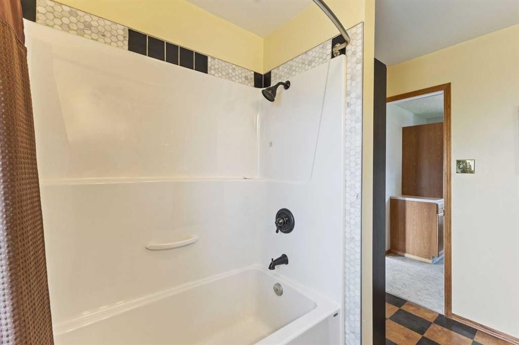 717 East Road, Standard, AB - Indoor Photo Showing Bathroom