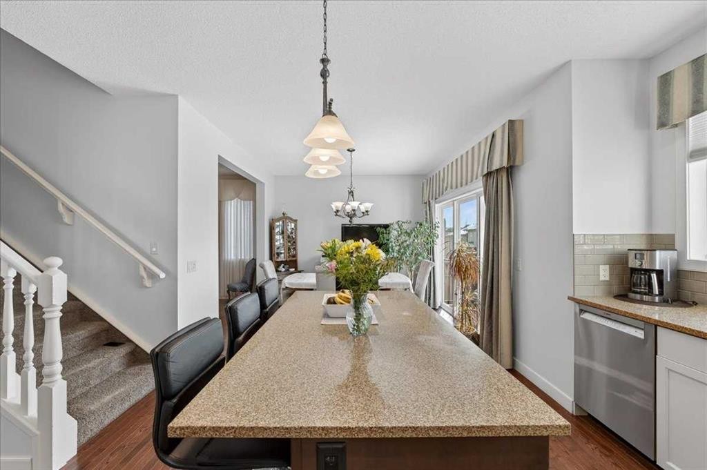 28 Evansview Manor Nw, Calgary, AB - Indoor Photo Showing Dining Room