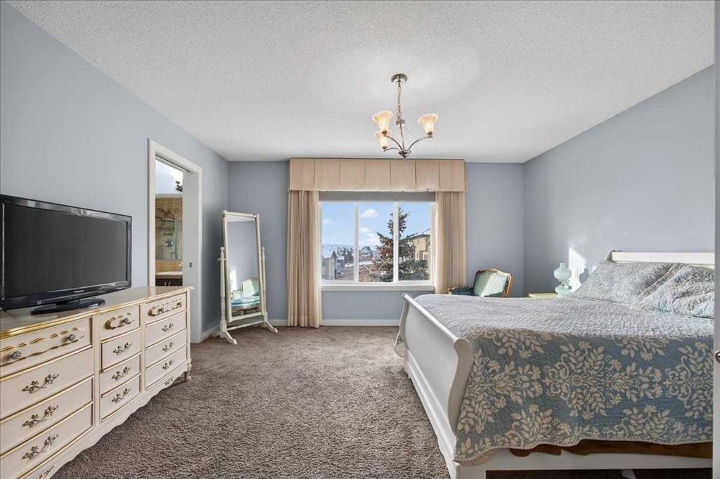 28 Evansview Manor Nw, Calgary, AB - Indoor Photo Showing Bedroom