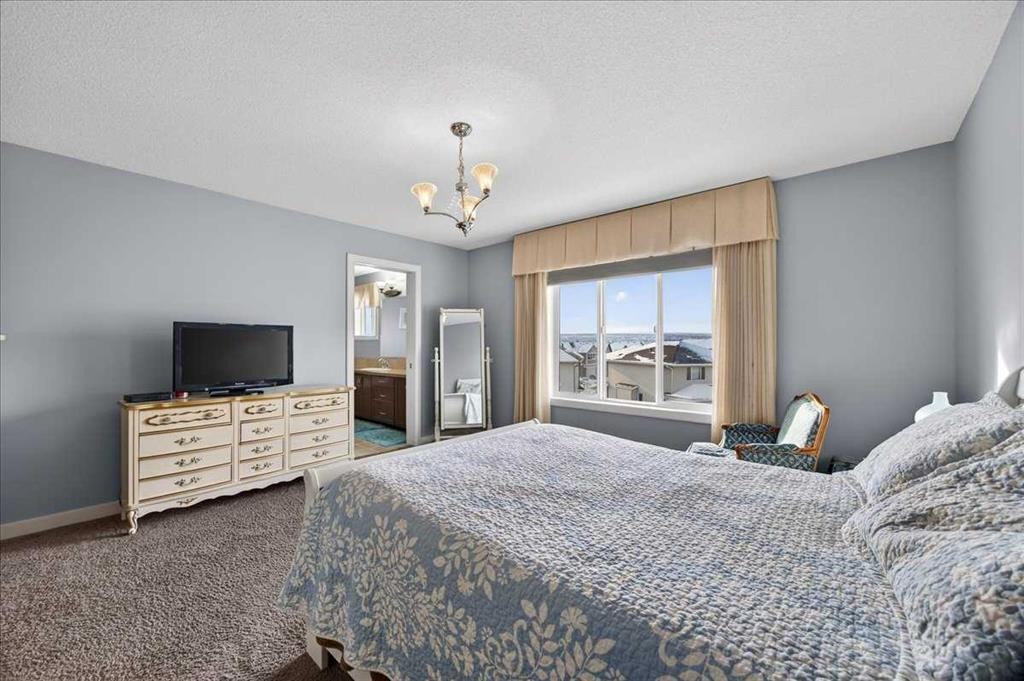 28 Evansview Manor Nw, Calgary, AB - Indoor Photo Showing Bedroom