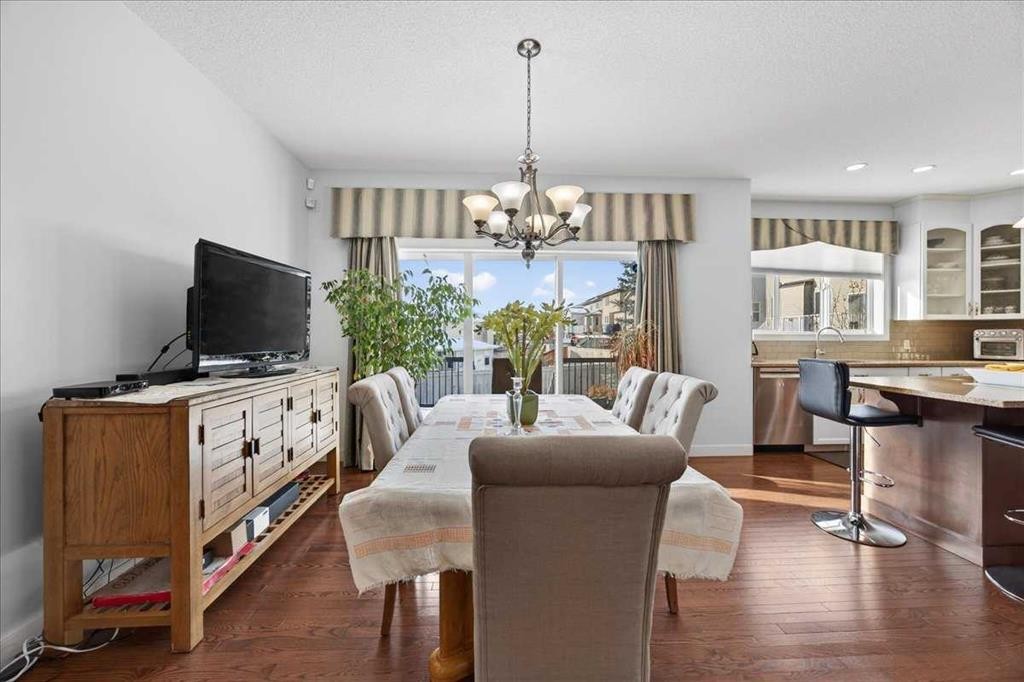 28 Evansview Manor Nw, Calgary, AB - Indoor Photo Showing Dining Room