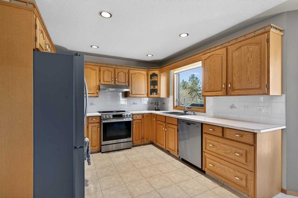 116 Hampshire Grove Nw, Calgary, AB - Indoor Photo Showing Kitchen With Double Sink