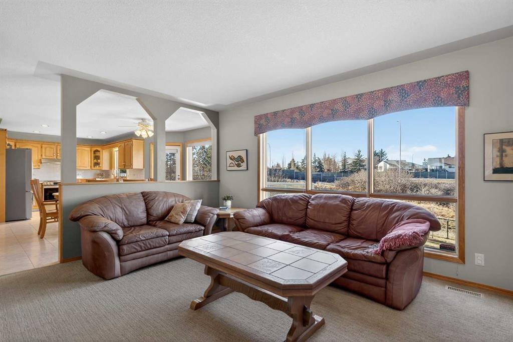 116 Hampshire Grove Nw, Calgary, AB - Indoor Photo Showing Living Room