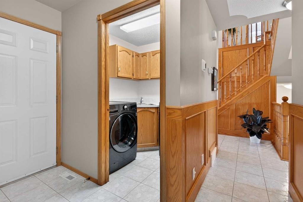 116 Hampshire Grove Nw, Calgary, AB - Indoor Photo Showing Laundry Room