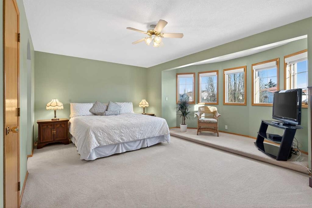 116 Hampshire Grove Nw, Calgary, AB - Indoor Photo Showing Bedroom