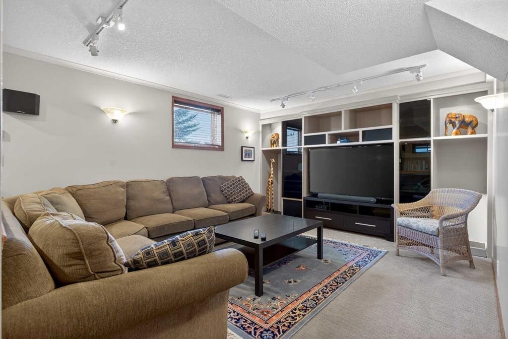 116 Hampshire Grove Nw, Calgary, AB - Indoor Photo Showing Living Room