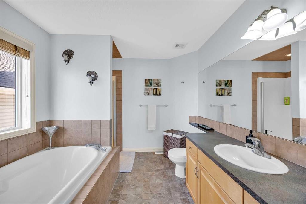 139 Prestwick Point Se, Calgary, AB - Indoor Photo Showing Bathroom