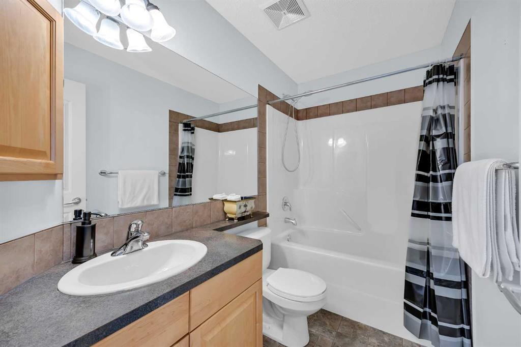 139 Prestwick Point Se, Calgary, AB - Indoor Photo Showing Bathroom