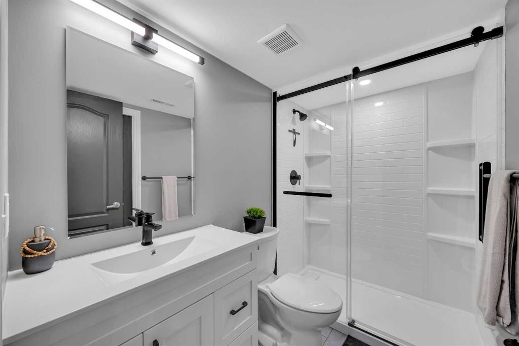 139 Prestwick Point Se, Calgary, AB - Indoor Photo Showing Bathroom
