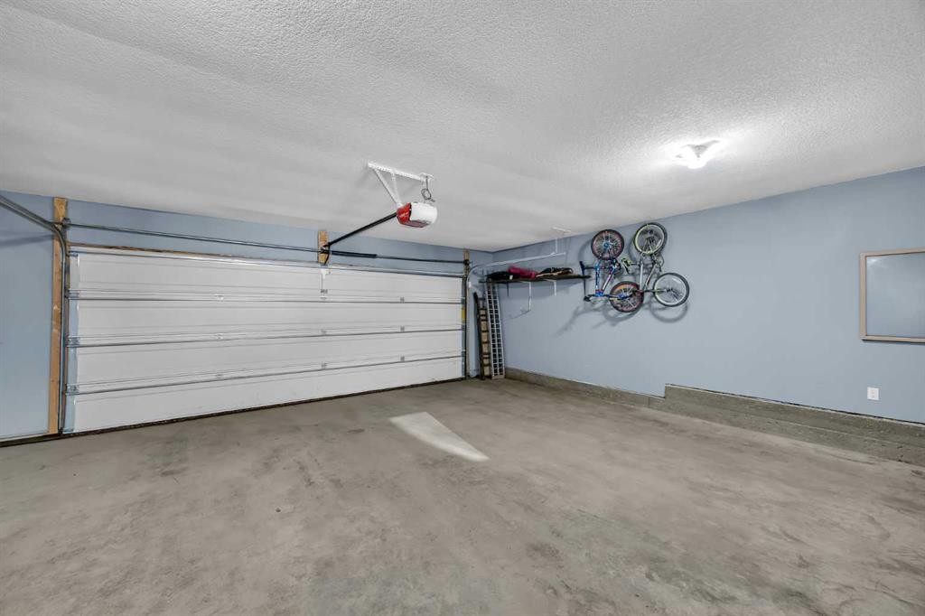 139 Prestwick Point Se, Calgary, AB - Indoor Photo Showing Garage