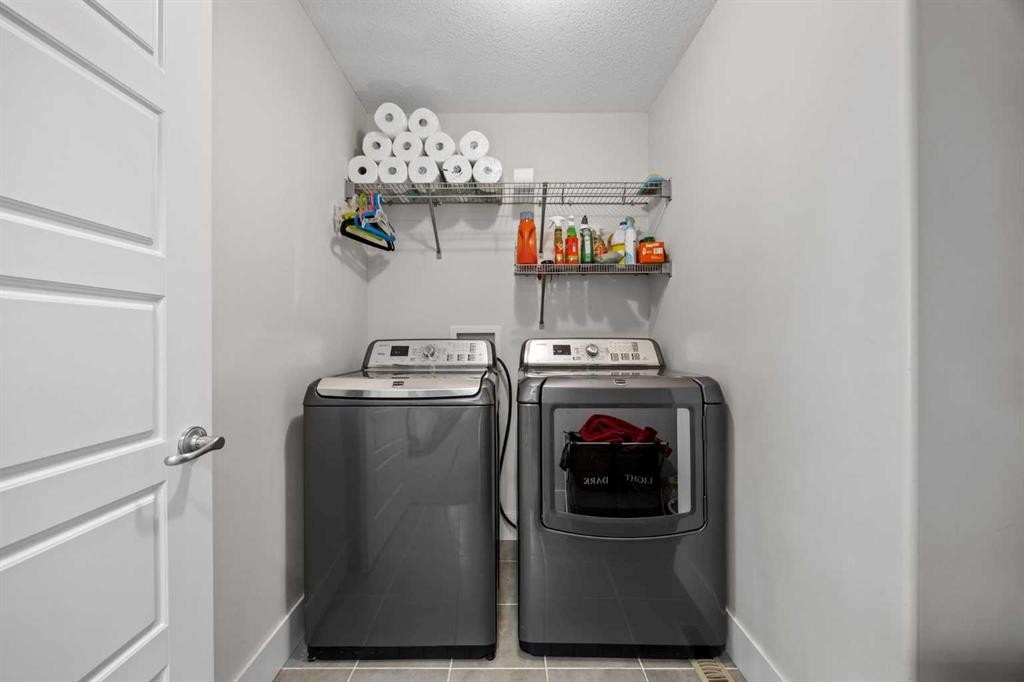184 Magenta Crescent, Chestermere, AB - Indoor Photo Showing Laundry Room