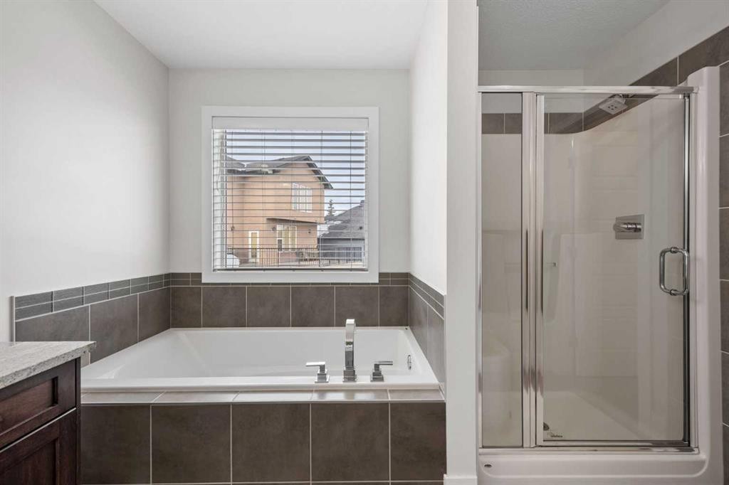 184 Magenta Crescent, Chestermere, AB - Indoor Photo Showing Bathroom