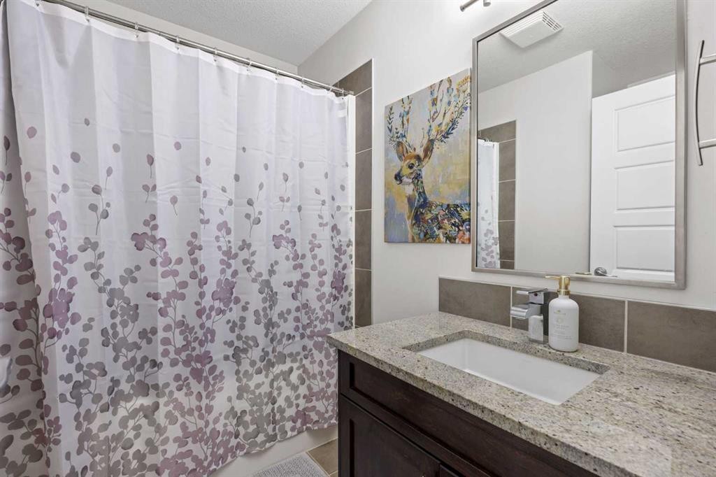 184 Magenta Crescent, Chestermere, AB - Indoor Photo Showing Bathroom