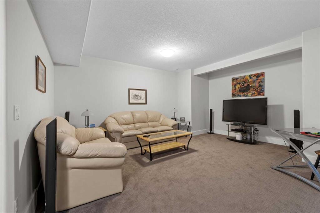 184 Magenta Crescent, Chestermere, AB - Indoor Photo Showing Other Room
