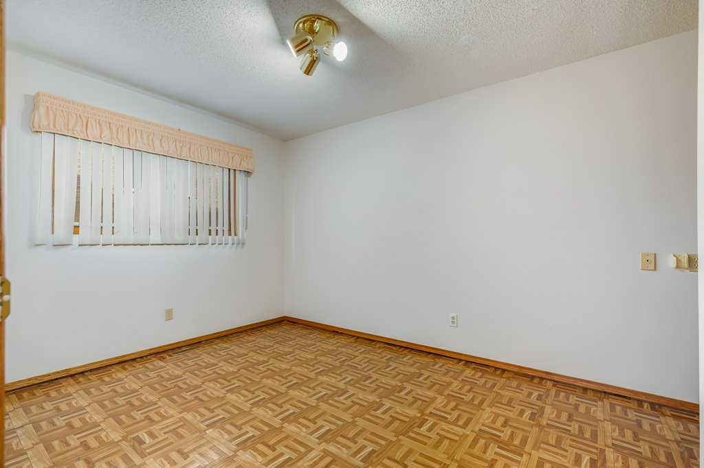 106 Sienna Hills Drive Sw, Calgary, AB - Indoor Photo Showing Other Room