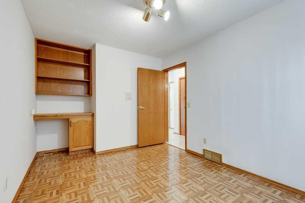 106 Sienna Hills Drive Sw, Calgary, AB - Indoor Photo Showing Other Room