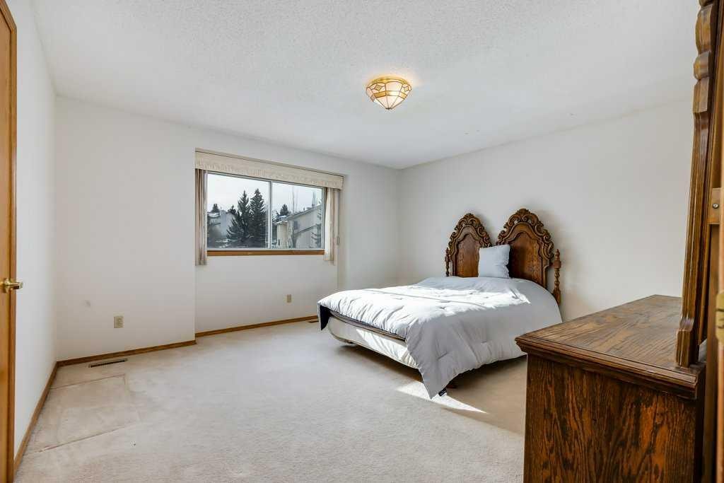 106 Sienna Hills Drive Sw, Calgary, AB - Indoor Photo Showing Bedroom
