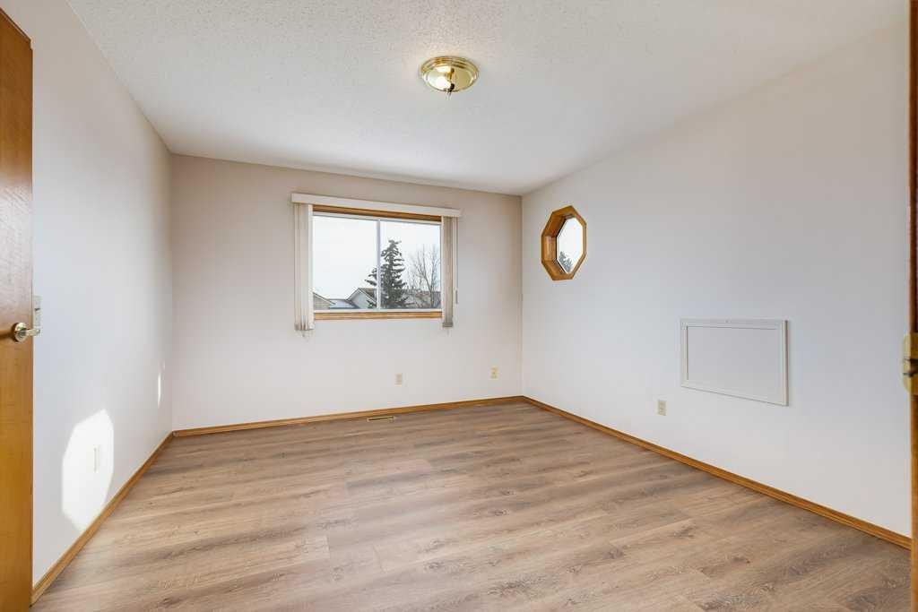 106 Sienna Hills Drive Sw, Calgary, AB - Indoor Photo Showing Other Room