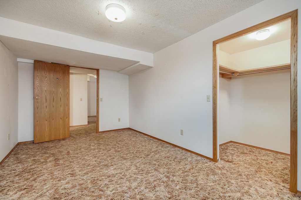 106 Sienna Hills Drive Sw, Calgary, AB - Indoor Photo Showing Other Room