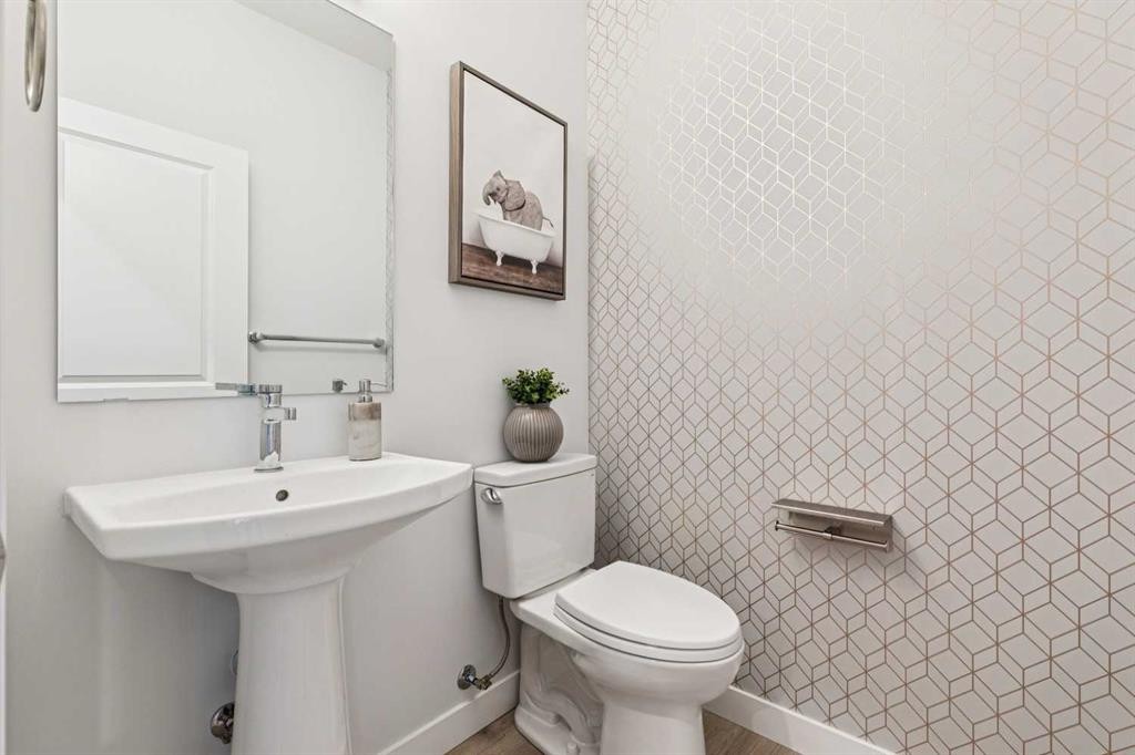153 Edith Villas Nw, Calgary, AB - Indoor Photo Showing Bathroom